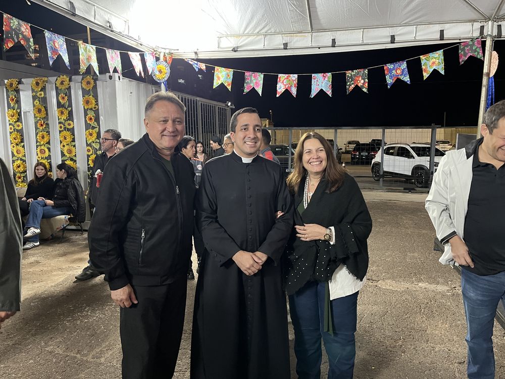 João Cardoso e Bia Kicis com um padre em evento do Circuito das Paróquias