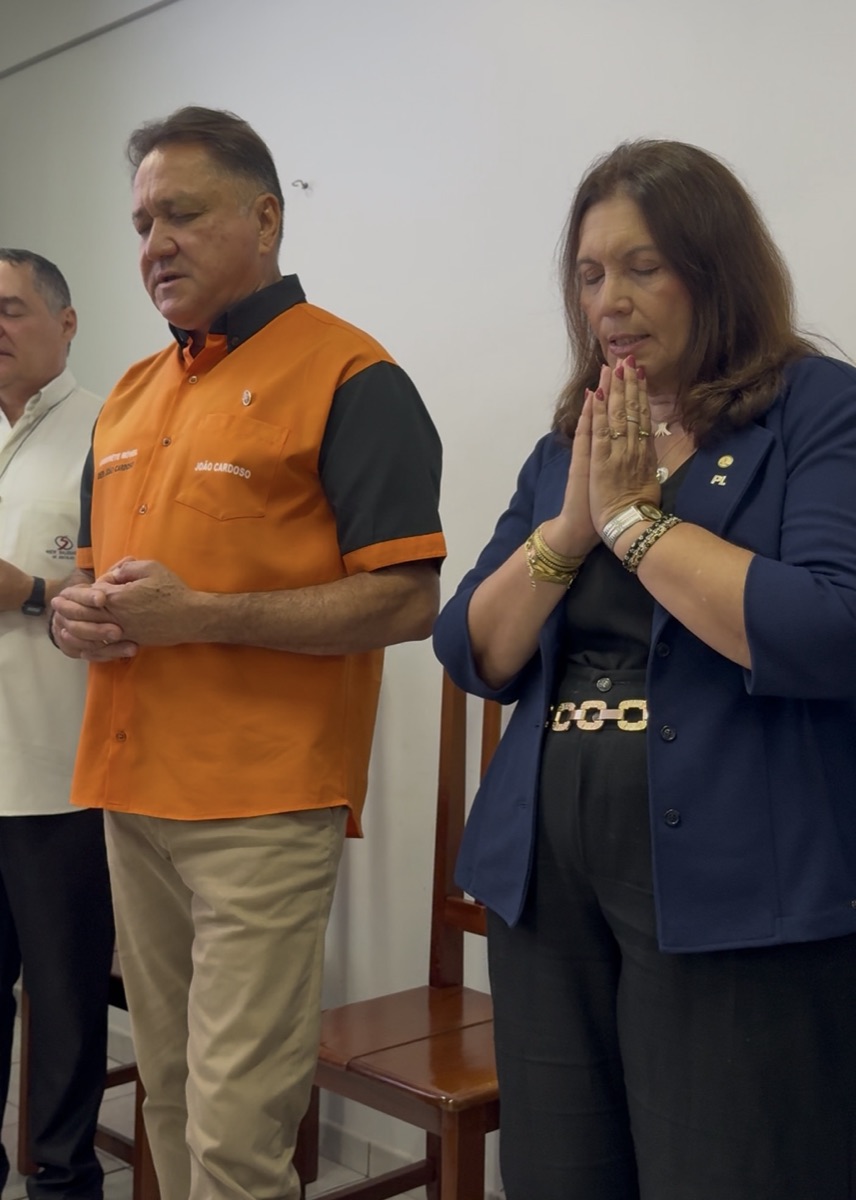 João Cardoso e Bia Kicis de olhos fechados em momento de oração