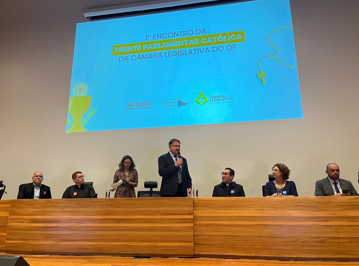 João Cardoso discursa no 1º Encontro da Frente Parlamentar Católica da Câmara Legislativa do DF, ao lado de padres e outros parlamentares