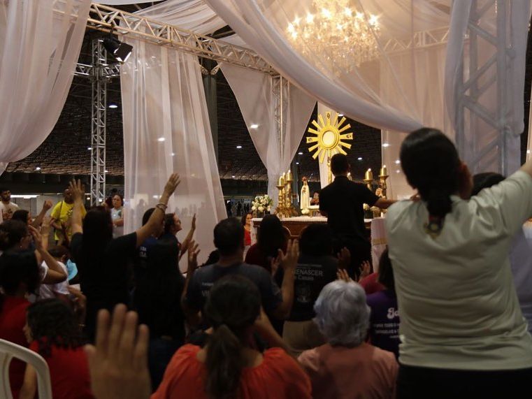 Multidão em oração no evento Hallel Brasília