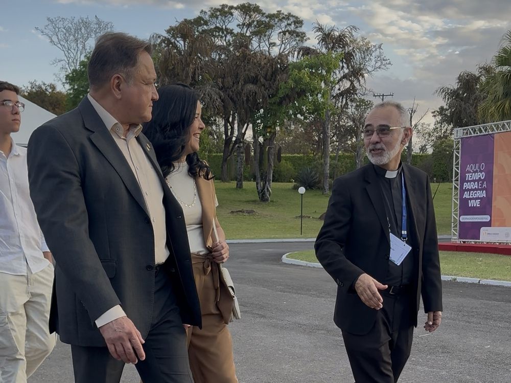 João Cardoso e Bia Kicis caminhando com um padre no Seminário Redemptoris Mater