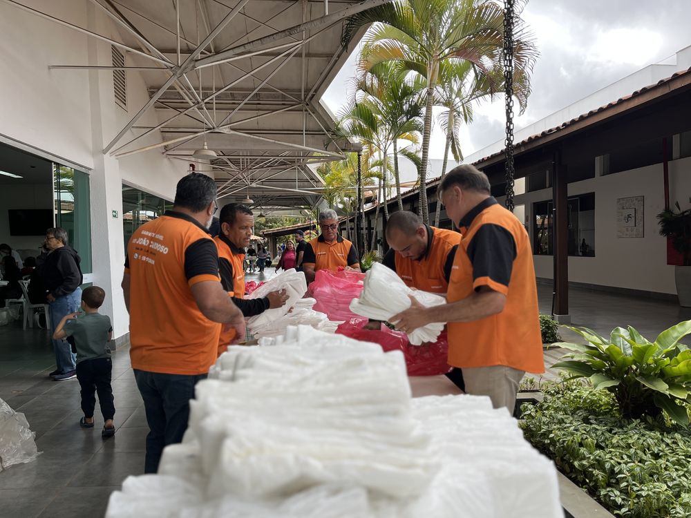 Equipe do mandato distribuindo doações na Vila do Pequenino Jesus
